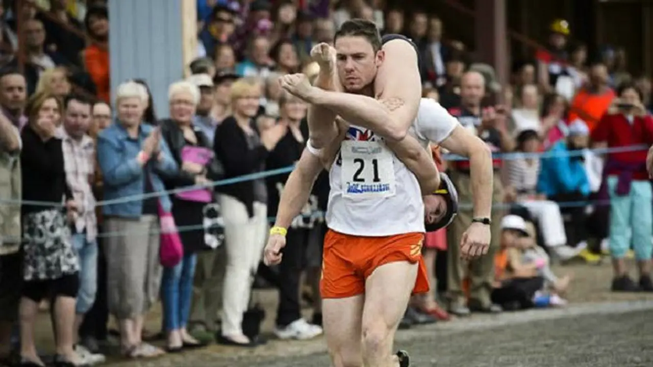 (ilustrasi) World Wife Carrying Championship 2013 (Roni Rekomaa / AFP PHOTO)