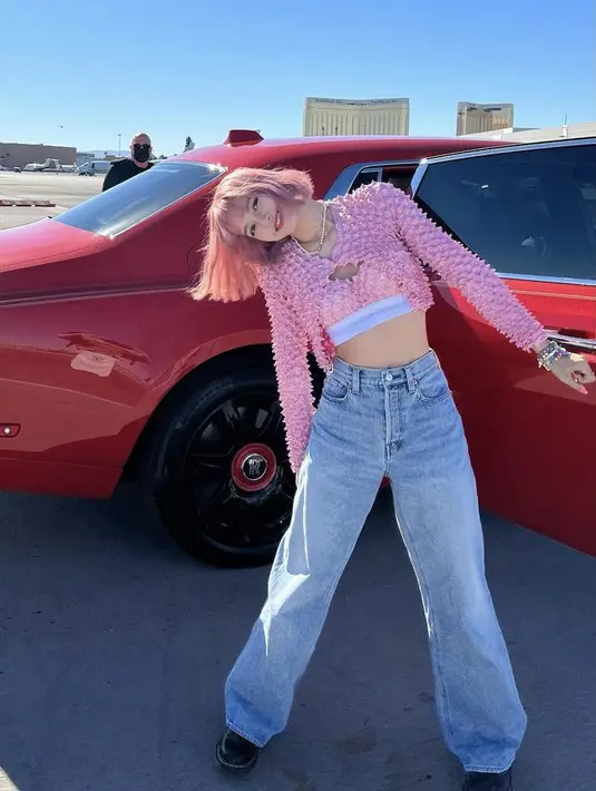 Tampil Boyish saat valentine tak ada salahnya, seperti Lisa Blackpink ini yang mengenakan crop top longslevee yang cukup dipadukan dengan loose denim. Jika ingin tampil totalitas, bisa mewarnai rambutmu jadi pink lho. (@lalalalisa_m)