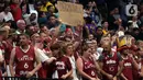 Suporter timnas basket Latvia saat menyaksikan laga timnya melawan Kanada pada laga terakhir penyisihan Grup H FIBA World Cup 2023 di Indonesia Arena, Gelora Bung Karno, Jakarta, Selasa (29/8/2023). (Liputan6.com/Helmi Fithriansyah)