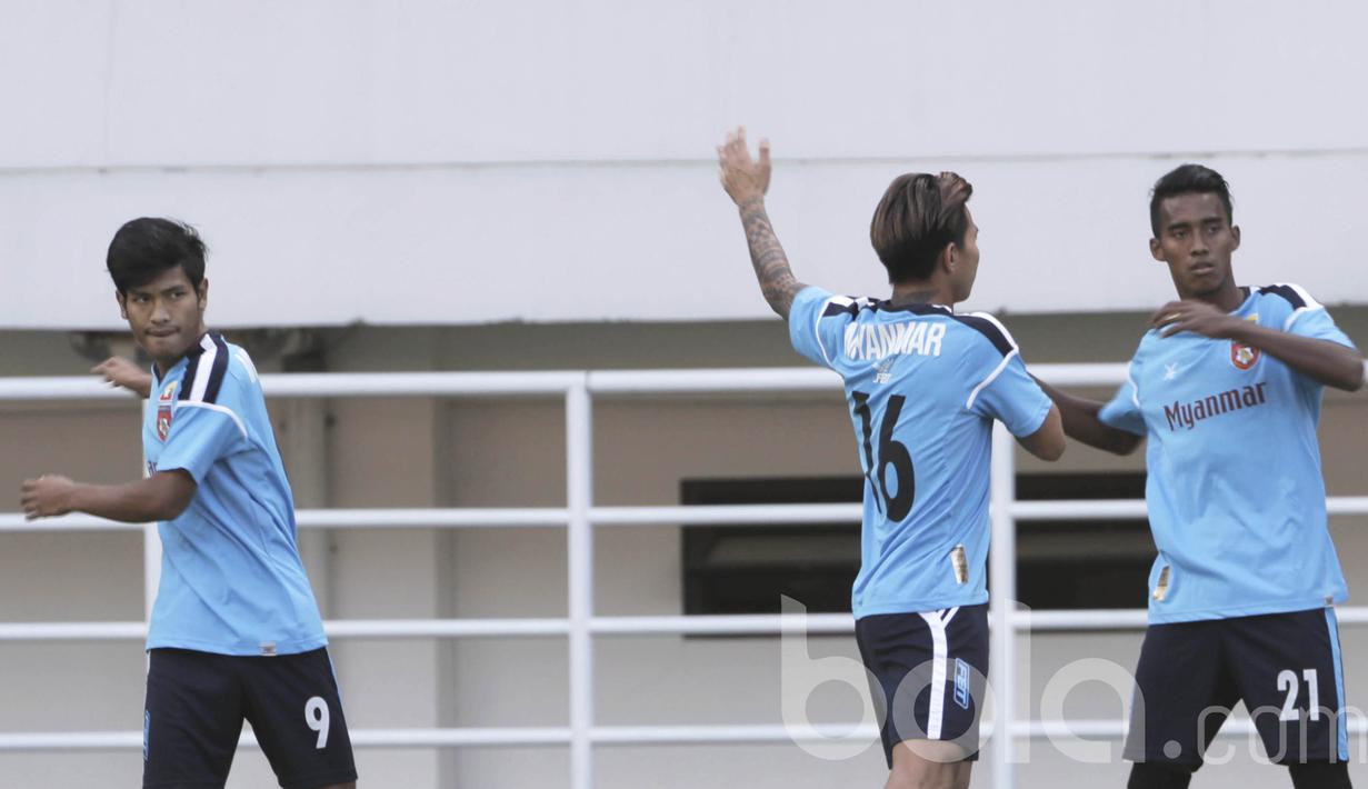 Pemain Timnas Myanmar menggelar latihan jelang pertandingan uji coba melawan Timnas Indonesia U-22. Kontra Timnas Indonesia U-22 nanti, Myanmar akan menghadapi filosofi permainan tiki taka ala Luis Milla. (Bola.com/M iqbal Ichsan)