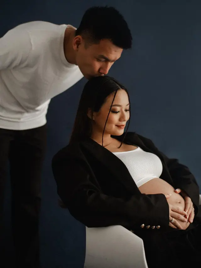 Hamil Anak Pertama, Ini 6 Maternity Shoot Stella Cornelia dan Fendy Chow yang Menawan