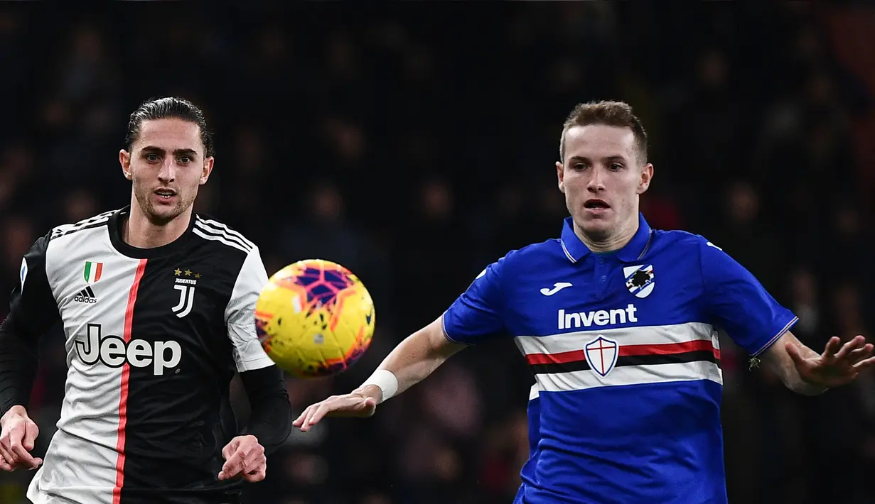 Gelandang Juventus, Adrien Rabiot berebut bola dengan pemain Sampdoria, Jakub Jankto  pada pertandingan lanjutan Liga Serie A Italia di stadion Luigi-Ferraris di Genoa (18/12/2019). Juventus menang tipis 2-1 atas Sampdoria. (AFP/Marco Bertorello)