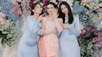 Dalam unggahan Instagram pada Minggu (21/4/2024), Beby terlihat memamerkan foto-foto acara lamarannya dengan pria yang diketahui bekerja sebagai anggota DPR RI tersebut. Tidak hanya itu, aktris kelahiran Banda Aceh itu juga membagikan potretnya bersama Cassandra Lee dan Sephora Sievert. (Liputan6.com/IG/@bebytsabina)