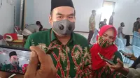 Arief Rohman didampingi Tri Yuli Setyowati saat diwawancara wartawan seusai ditetapkan menjadi calon Bupati terpilih KPU Kabupaten Blora. (Liputan6.com/Ahmad Adirin)