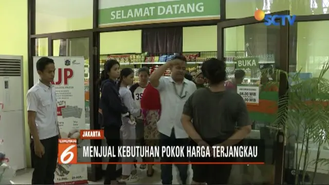 Gerai tani OK OCE diresmikan Wakil Gubernur DKI Jakarta Sandiaga Uno, warga pemegang Kartu Jakarta Pintar antre untuk menukar bahan pangan murah.