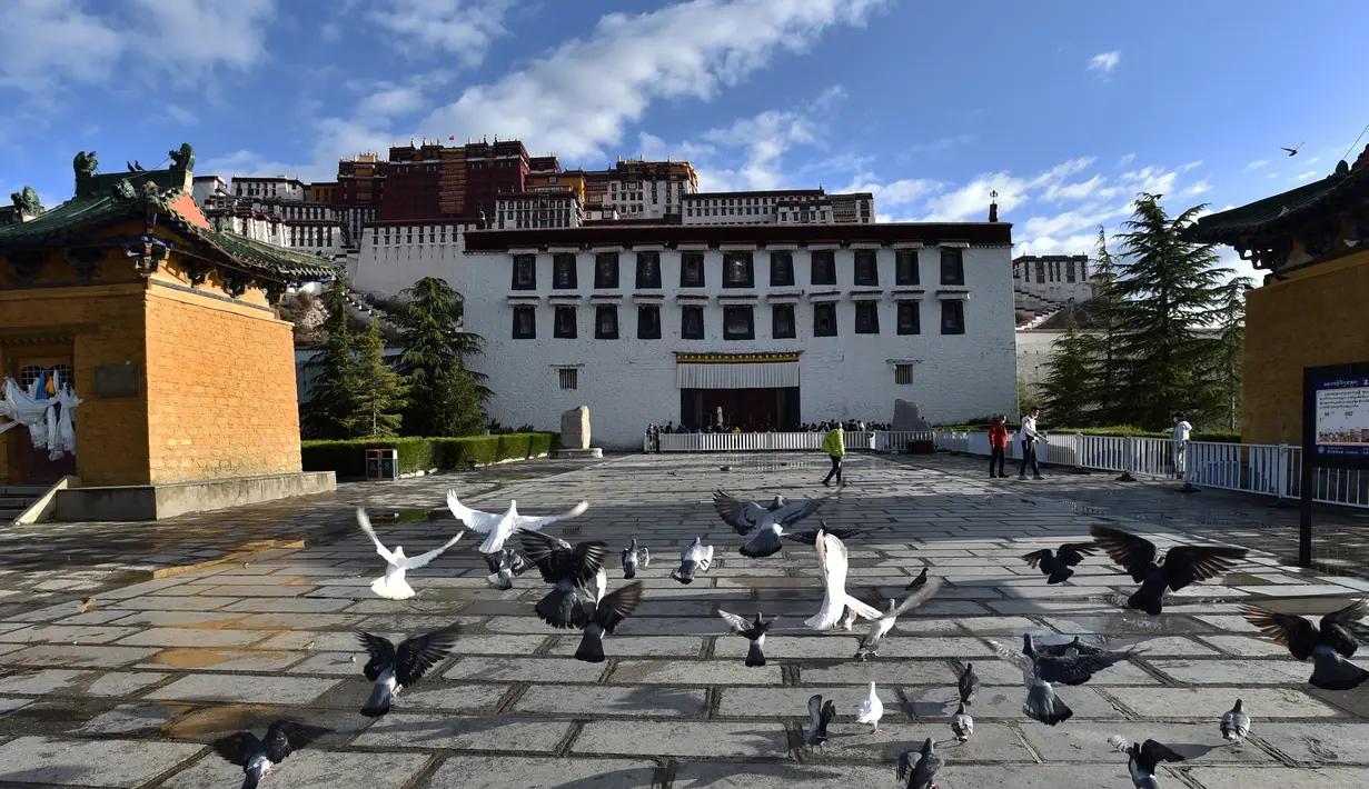 Lapangan Istana Potala di Lhasa, ibu kota Daerah Otonomi Tibet, China barat daya (3/6/2020). Istana berusia 1.300 tahun itu ditutup sejak 27 Januari akibat merebaknya coronavirus baru. (Xinhua/Chogo)