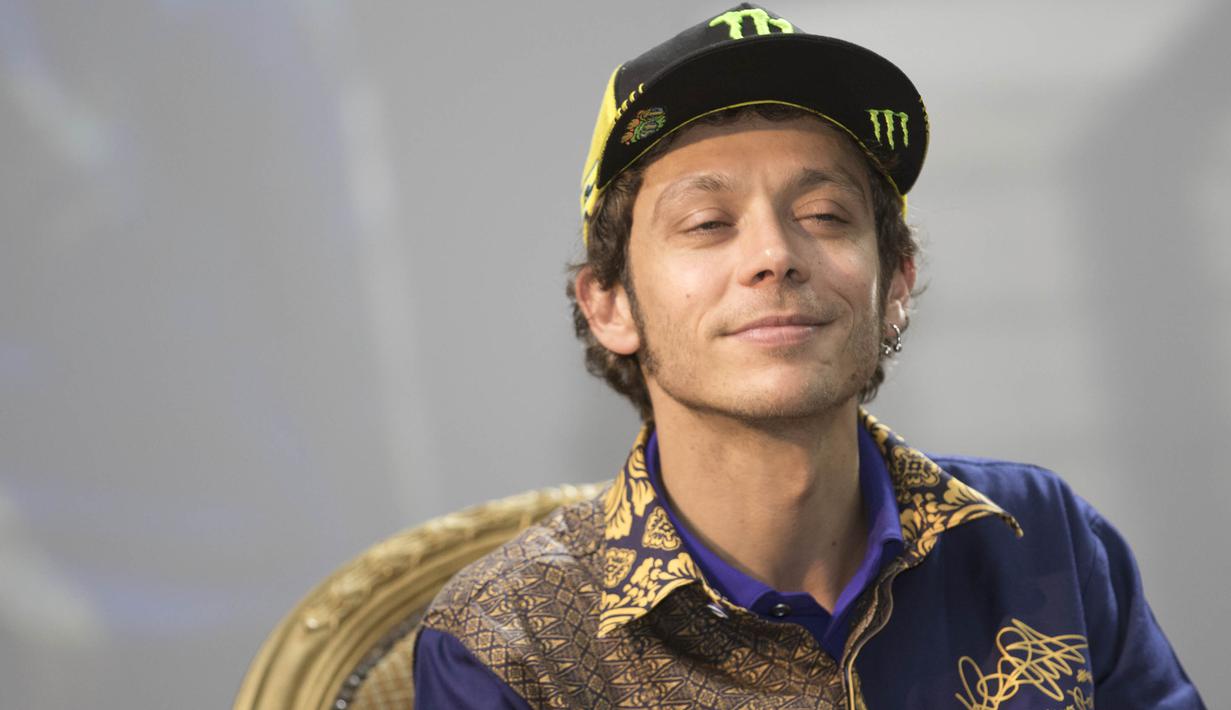 Ekspresi lucu Valentino Rossi saat menjawab pertanyaan dalam konferensi pers peluncuran motor baru Yamaha, Xabre, di The Mulia Resort, Bali, Selasa (26/1/2016). (Bola.com/Vitalis Yogi Trisna)
