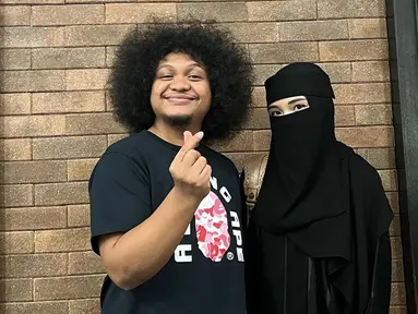 Babe Cabita, komika kelahiran 5 Juni 1989 yang potretnya selalu curi perhatian. Ia semakin langsung saja dengan mampu menurunkan berat badan hingga 30 kg. Potret terbaru saat bersama istri yang bercadar pun tuai atensi. (Liputan6.com/IG/babecabiita)