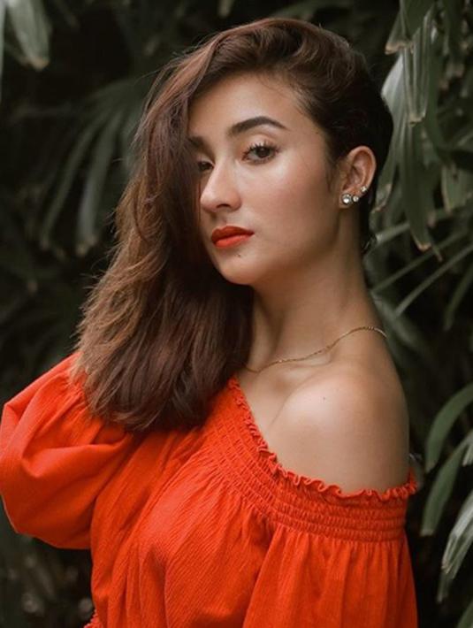 Foto Pose Naomi Zaskia Saat Pamer Bahu Seksi Showbiz Liputan6 Com Hal ini setelah dirinya yang sempat dekat dengan komedian sule. pose naomi zaskia saat pamer bahu seksi