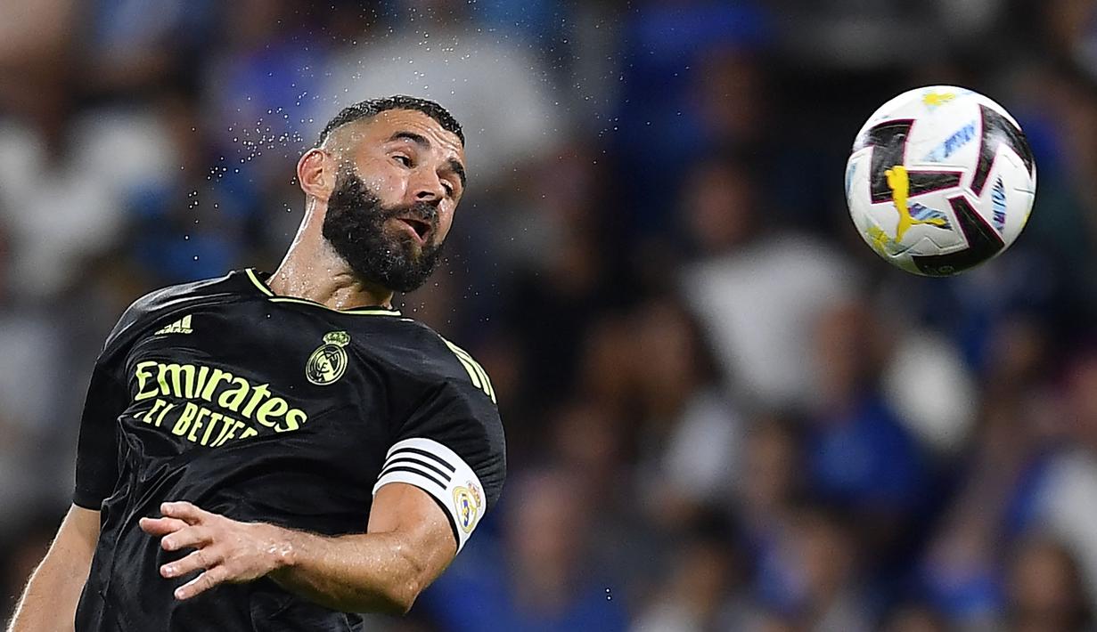 Kembali dari ruang ganti, Espanyol kini tampil lebih solid. Karim Benzema dkk kesulitan membongkar pertahanan tuan rumah. Banyak peluang Real Madrid yang mampu dimentahkan oleh Los Periquitos. (AFP/Pau Barrena)
