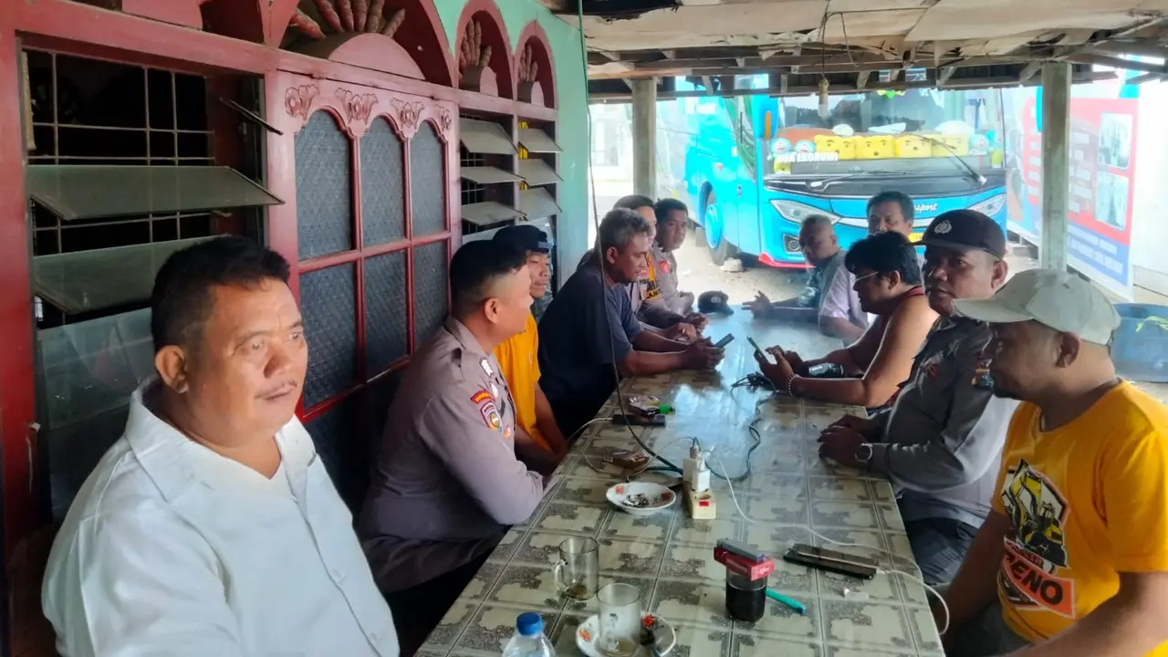 Personel Polres Rokan Hulu mengajak sopir bus lintas pulau selalu menjaga keselamatan diri dan penumpang.