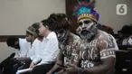 Tersangka kasus pengibaran bendera Bintang Kejora, Dano Tabuni (kanan) dan Ambrosius Mulait saat menunggu dimulainya sidang di Pengadilan Negeri Jakarta Pusat, Jakarta, Kamis (19/12/2019). Sidang rencananya mendengar dakwaan Jaksa Penuntut Umum. (Liputan6.com/Helmi Fithriansyah)