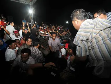 Suasana seketika riuh saat panggung yang dinaiki Jokowi saat orasi ambruk (Liputan6.com/Herman Zakharia)