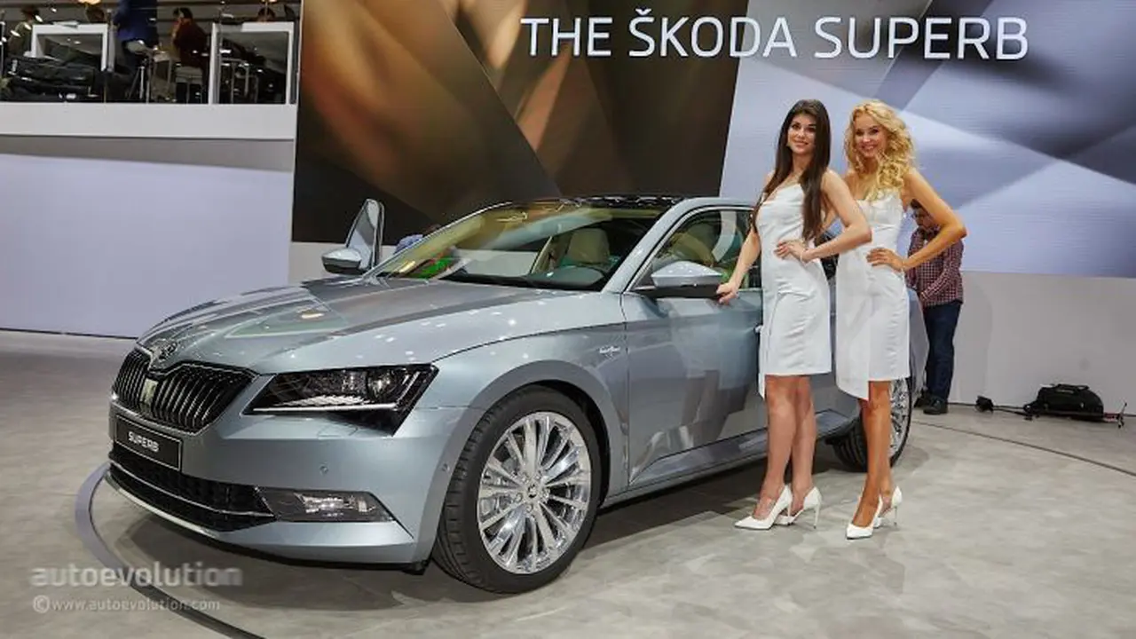 Intip Aksi Centil Para Gadis Seksi di Geneva Motor Show 2015