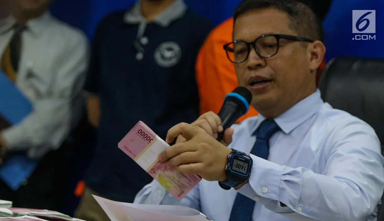 Dirtipideksus Brigjen Pol Agung Setya memberi keterangan dalam rilis uang palsu di Jakarta, Kamis (7/11). Dari tangan pelaku, polisi mendapati barang bukti berupa uang palsu pecahan Rp 100 ribu sebanyak 500 lembar siap edar. (Liputan6.com/Faizal Fanani)