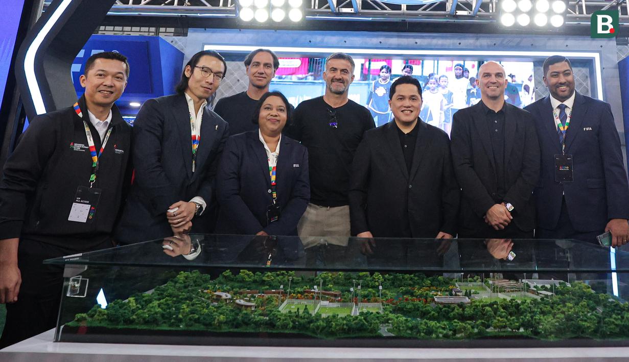 Menpora Erick Thohir (ketiga dari kanan) berfoto bersama para legenda Liga Italia, Esteban Cambiasso, Christian Panucci dan Alessandro Nesta di booth FIFA yang berada pada acara Indonesia Sports Summit 2025 (ISS 2025) resmi digelar di Indonesia Arena, Senayan, Jakarta pada Sabtu (6/12/2025).