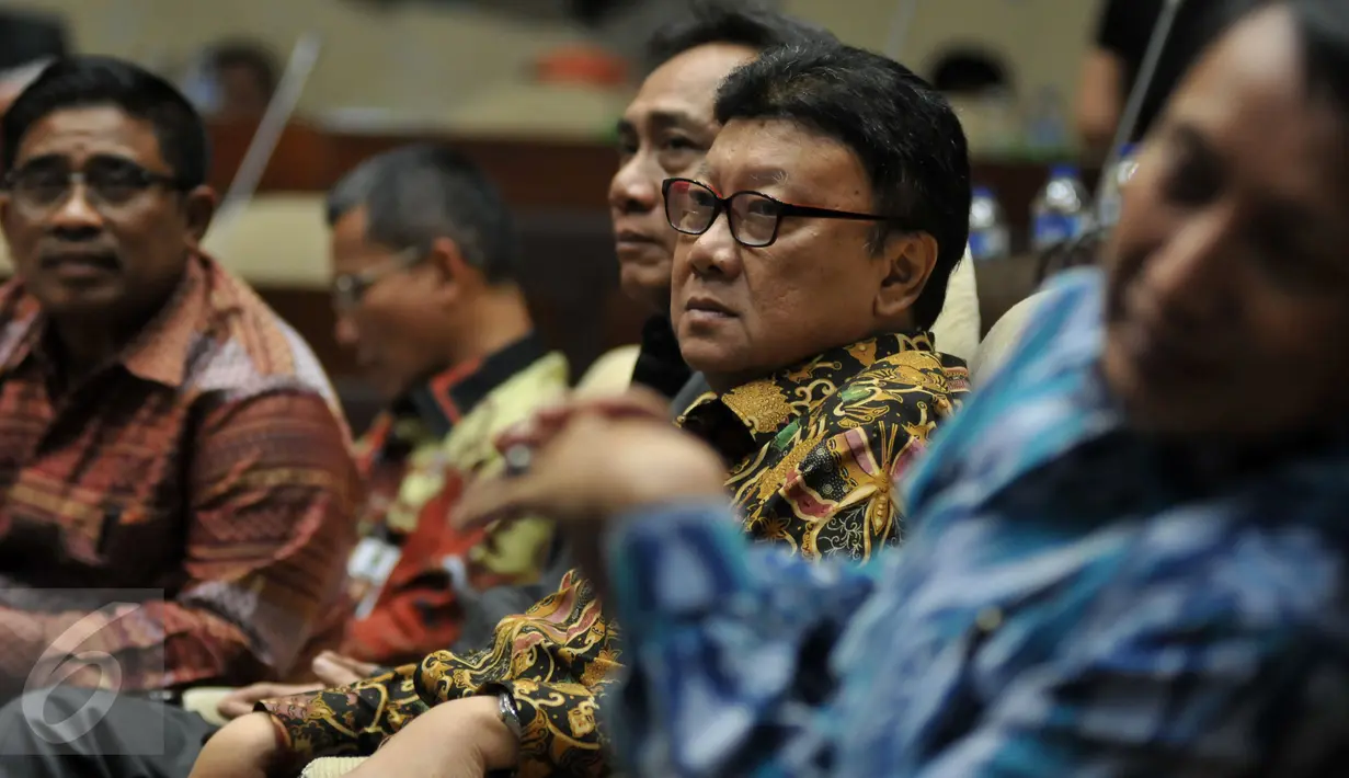 Mendagri Tjahjo Kumolo (tengah) saat menghadiri rapat kerja dengan Komisi II DPR RI di Komplek Parlemen Senayan, Jakarta, Selasa (31/5). Rapat tersebut mengagendakan Pengambilan Keputusan Tingkat I Revisi UU Pilkada. (Liputan6.com/Johan Tallo)