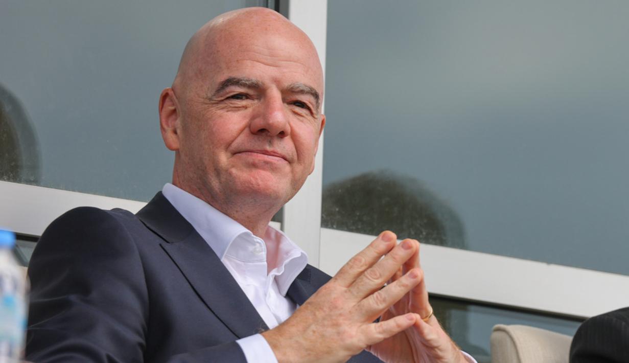 Momen itu juga disaksikan Presiden FIFA Gianni Infantino yang turut hadir di pertandingan Iran vs Kosta Rika. (AP Photo/Riza Ozel)