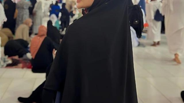 Artis Rayakan Awal Tahun Baru 2024 di Tanah Suci