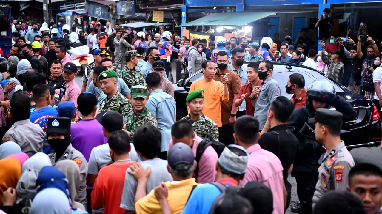 Ratusan masyarakat tampak mengantre untuk mendapatkan paket sembako dari Presiden Joko Widodo atau Jokowi di Jalan Mayor Oking sekitar Stasiun Bogor, Kota Bogor, Provinsi Jawa Barat, Jumat (14/4/2023).