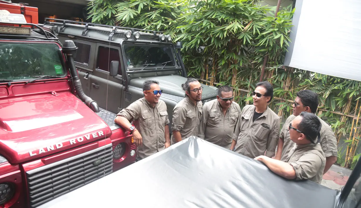 Sejumlah anggota Indonesia Land Rover United (ILRU) berbincang di Jakarta, Rabu (5/12). Setidaknya ada 750 kendaraan Land Rover memadati acara tersebut untuk bersilaturahmi. (Liputan6.com/Angga Yuniar)