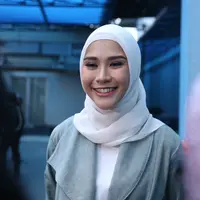 Karena bawaan jabang bayi yang masih dalam kandungan tersebut, perempuan 30 tahun itu sebisa mungkin keluar rumah saat siang hari. Ia baru kembali pada sore bahkan kembali malam. (Nurwahyunan/Bintang.com)