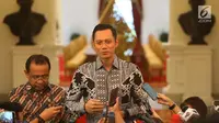 Ketua Kogasma Partai Demokrat Agus Harimurti Yudhoyono atau AHY memberi keterangan usai bertemu dengan Presiden Joko Widodo atau Jokowi di Istana Merdeka, Jakarta, Kamis (2/5/2019). (Liputan6.com/Angga Yuniar)