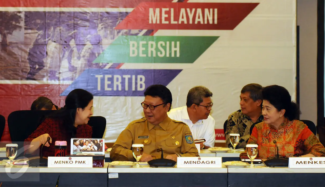 Menko PMK, Puan Maharani (kiri) bersbincang dengan Mendagri Tjahjo Kumolo dan Menkes Nila F. Moeloek jelang rakor tingkat menteri di Jakarta, Senin (20/2). Rapat membahas persiapan pelaksanaan Asian Games 2018. (Liputan6.com/Helmi Fithriansyah)