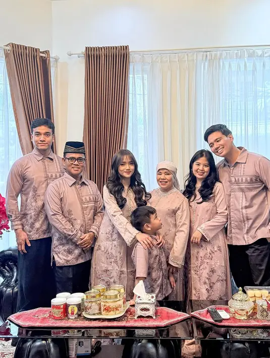 Keluarga Fuji An berfoto dengan baju sarimbit ungu mauve yang elegan. Busana print ini dipadu dengan aksen lace di bagian kerah dan lengan [@fuji_an]