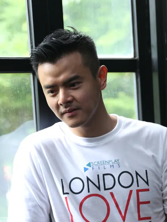 Dalam film garapan produksi Screenplay itu, Dion memerankan tokoh Bima. Seorang mahasiswa Indonesia yang mengejar cinta Caramel (Michelle Zuidith) tapi selalu digantung cintanya. (Andy Masela/Bintang.com)