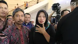 Terpidana kasus pelanggaran UU ITE, Baiq Nuril Maknun didampingi tim kuasa hukumnya mendatangi Kantor Staf Presiden di Kompleks Istana Kepresidenan, Senin (15/7/2019). Kedatangan Baiq Nuril untuk menyerahkan surat pengajuan amnesti ke Presiden Joko Widodo (Jokowi). (Liputan6.com/Angga Yuniar)