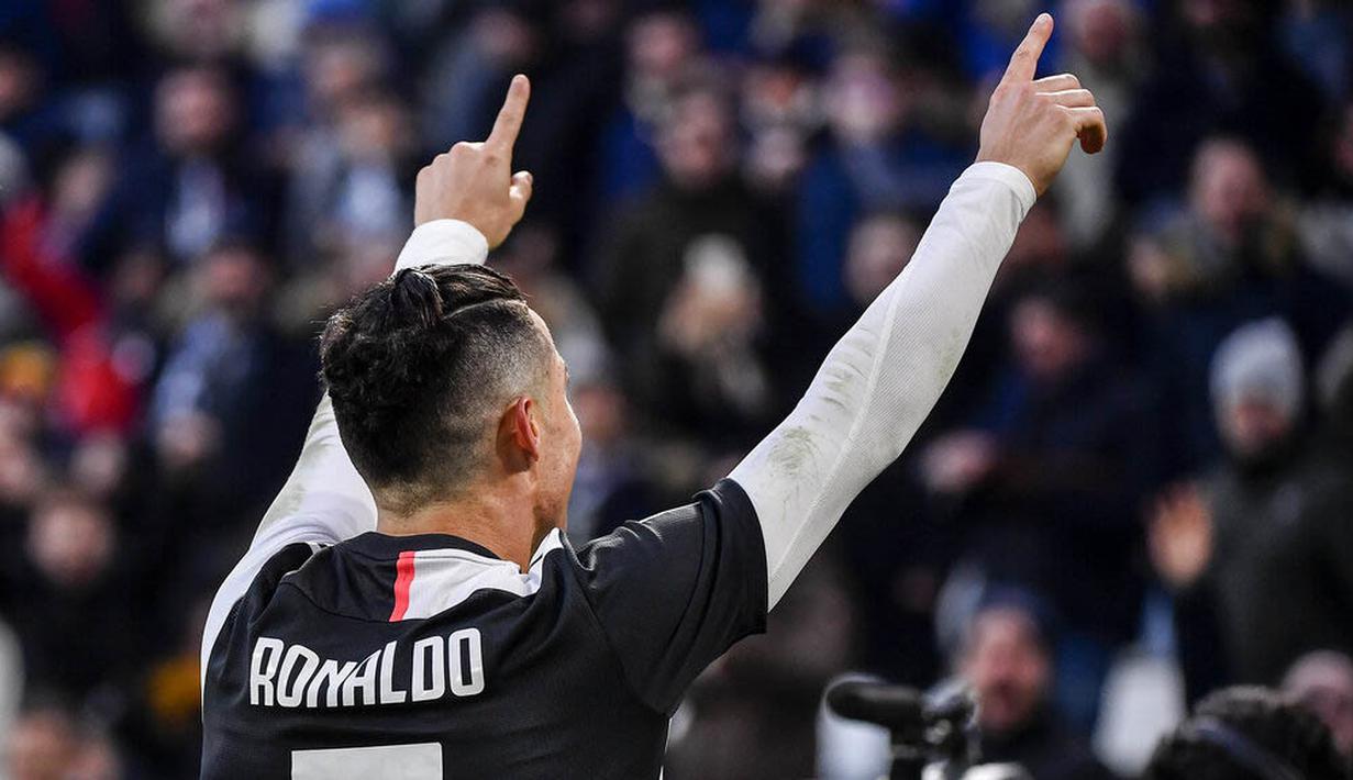 Striker Juventus, Cristiano Ronaldo, melakukan selebrasi usai membobol gawang Cagliari pada laga Serie A di Stadion Juventus, Turin, Senin (6/1/2020). Juventus menang 4-0 atas Cagliari. (AP/Marco Alpozzi)