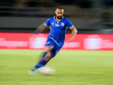 Pemain Arema FC, Dalberto menguasai bola saat menghadapi Borneo FC pada laga final Piala Presiden 2024 di Stadion Manahan, Solo, Minggu (4/8/2024). (Bola.com/Bagaskara Lazuardi)