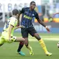 Gelandang bertahan Inter Milan, Geoffrey Kondogbia (kanan), saat mendapat tekanan dari pemain Bologna, Adam Nagy, pada laga Serie A 2016-2017, di Stadion Giuseppe Meazza, Milano, Minggu (25/9/2016).  (EPA/Emilio Andreoli)