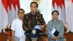 Presiden Joko Widodo didampingi Menlu Retno Marsudi dan mensesneg Pratikno memberi keterangan terkait keinginan Amien Rais maju dalam pemilihan presiden 2019 di Istana Kepresidenan Bogor, Jawa Barat, (12/6). (Liputan6.com/Pool/Biro pers Setpres)