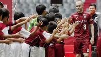 Andre Iniesta disambut anak-anak saat perkenalan bersama klub barunya, Vissel Kobe di NOEVIR Stadium Kobe, Kobe, (26/5/2018). Iniesta dikontrak Vissel Kobe selama tiga tahun. (Michi Ono/Kyodo News via AP)