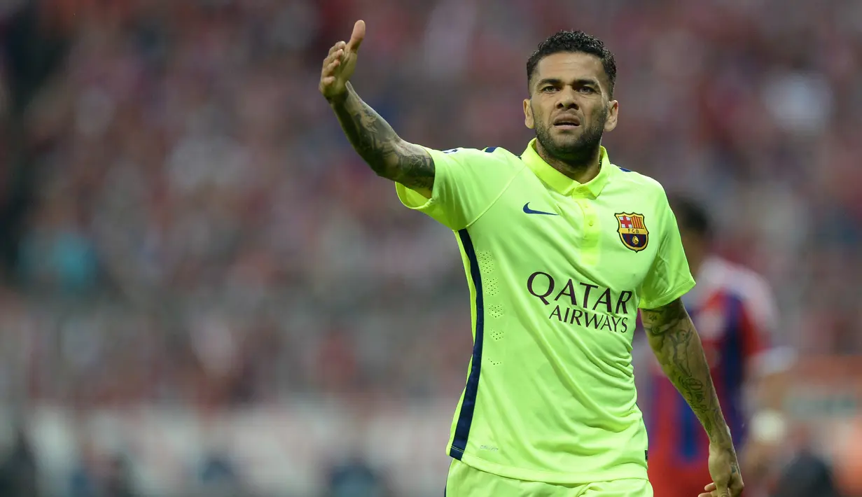 5. Dani Alves - Pemain asal Brasil ini pernah meraih dua kali treble winners saat masih berseragam Barcelona. Dani Alves turut andil besar bagi Barcelona saat dua kali meraih treble winners pada 2009 dan 2015. (AFP/Christof Stache)