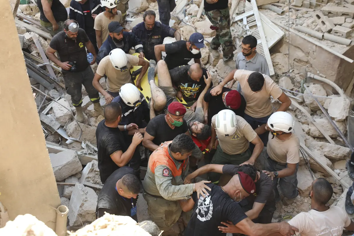 FOTO: Proses Pencarian Korban Ledakan Besar di Beirut Lebanon