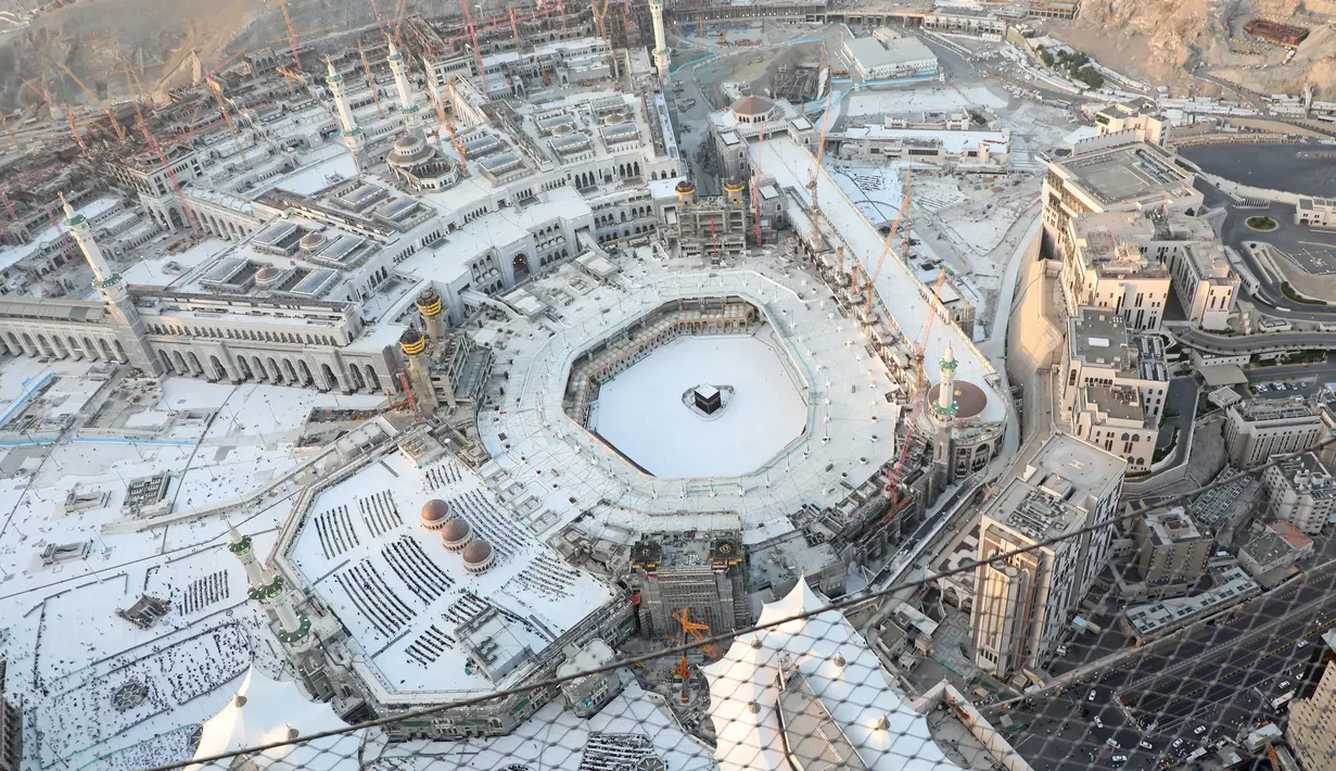 Pandangan dari udara menunjukkan suasana Masjidil Haram di Kota Suci Mekkah, Arab Saudi, 6 Maret 2020. Masjidil Haram merupakan masjid terbesar di dunia, diikuti oleh Masjid Nabawi di Madinah al-Munawarah. (Bandar ALDANDANI/AFP)