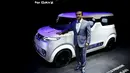 CEO Nissan Motor Carlos Ghosn berpose didepan mobil konsep Nissan Teatro pada Tokyo Motor Show ke 44 di Jepang, Rabu (28/10/2015). Mobil ini cocok digunakan untuk para keluarga untuk kegiatan sehari hari. (REUTERS/Thomas Peter)