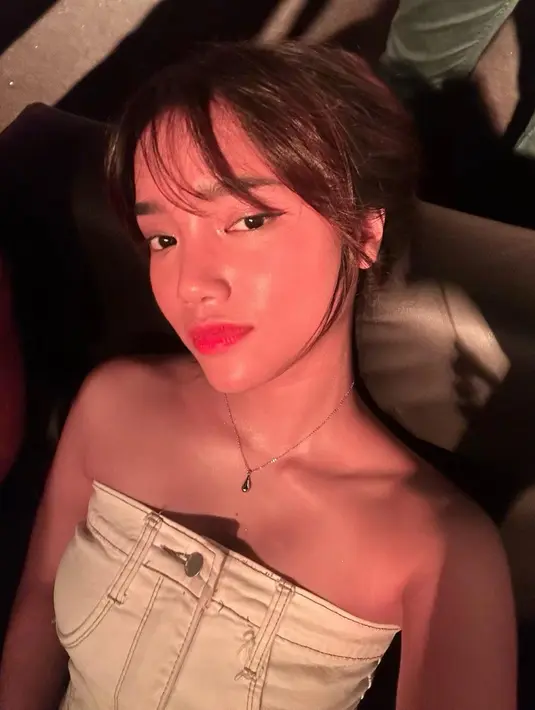 Fuji An, nggak ketinggalan hadir mengenakan strapless top warna putih. [@fuji_an/@rachelvennya/@reginaaphx/lulalahfah]