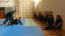 Murid-murid sekolah Anak Harimau tengah mengamati gerakan silat yang diperagakan guru mereka, Stefan Taibl dan Martin J. (Bola.com/Reza Khomaini)