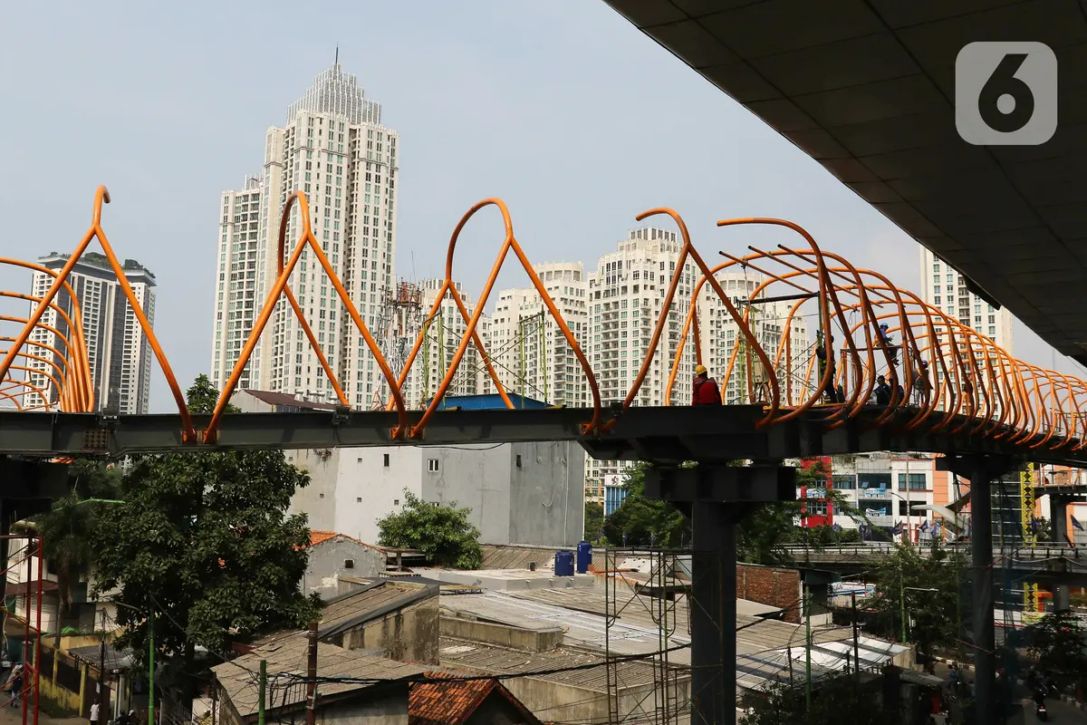 Melihat Pembangunan Skywalk Penghubung Stasiun dengan Halte di Kebayoran Lama