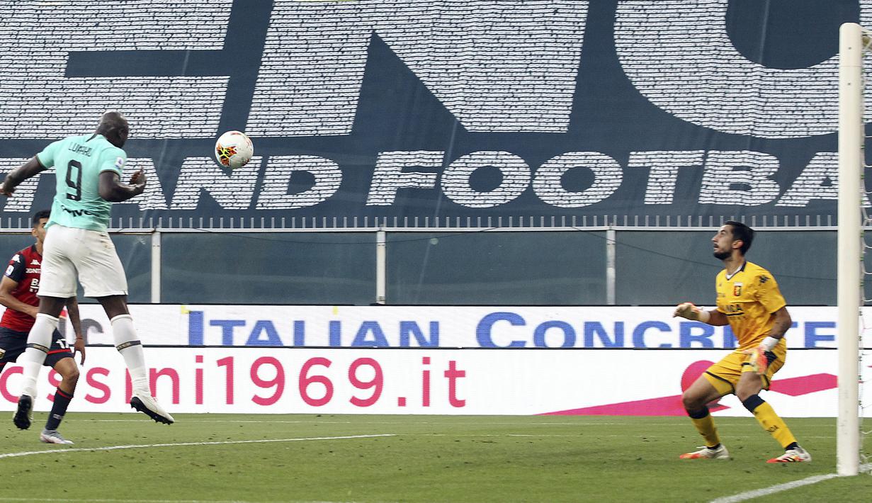 Pemain Inter Milan Romelu Lukaku (kiri) mencetak gol ke gawang Genoa pada pertandingan Serie A di Stadion Luigi Ferraris, Genoa, Italia, Sabtu (25/7/2020. Inter Milan mengalahkan Genoa 3-0. (Tano Pecoraro/LaPresse via AP)