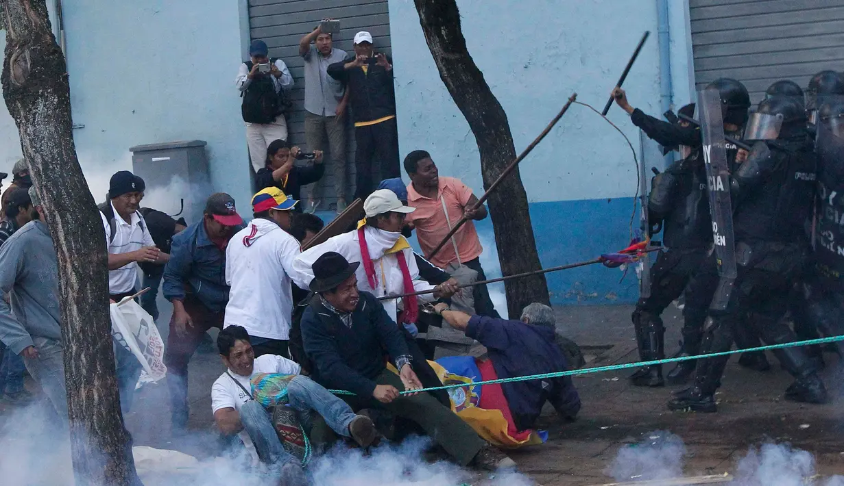 Para demonstran bentrok dengan polisi selama unjuk rasa di Quito , Ekuador, Kamis (13/8/2015). Puluhan warga dan aktivis protes rencana Presiden Ekuador, Rafael Correa yang akan menaikkan pajak dan pengulangan pemilu. (REUTERS/Guillermo Granja)