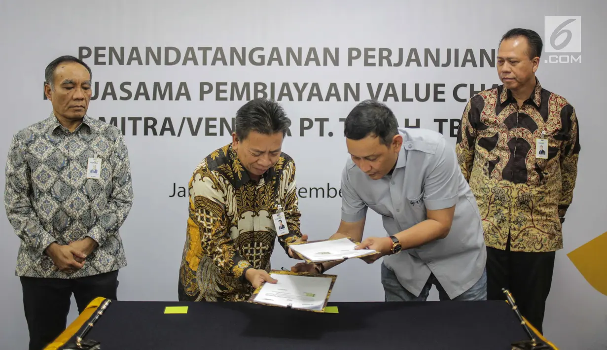 SVP SME Banking Bank Mandiri Choirul Anwar (dua kiri) dan Direktur Keuangan PT Timah Emil Ermindra (dua kanan) menandatangani perjanjian kerja sama di Jakarta, Rabu (4/9/2019). Bank Mandiri memfasilitasi pembiayaan khusus sebesar Rp 150 miliar ke PT Timah. (Liputan6.com/Faizal Fanani)