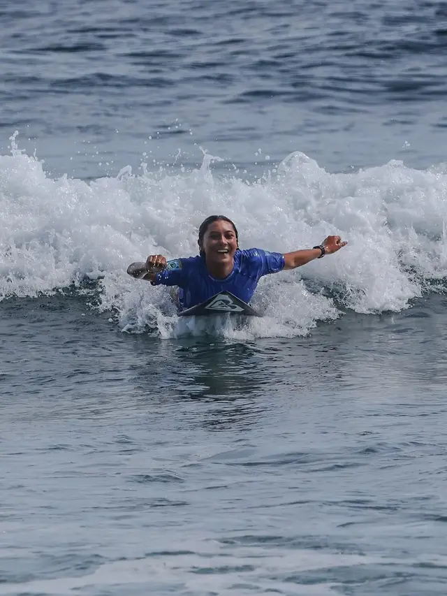 6 Potret Suri Jabrik, Keponakan Luna Maya yang Jadi Surfer Profesional