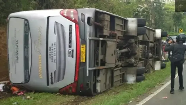 Kecelakaan di Tanjakan Emen, Sabtu (10/2/2018). (Liputan6.com/Ari Rizal)