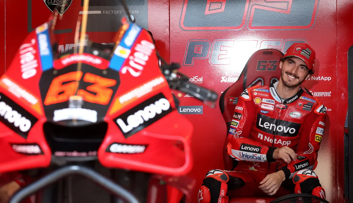 Kesialan pun menimpa Francesco Bagnaia yang akhirnya terjatuh di lap ke-4 hingga gagal menyelesaikan lomba. (AFP/Ronny Hartmann)