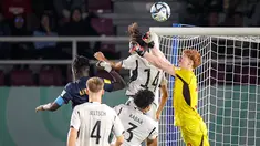 Kiprah penjaga gawang Timnas Jerman U-17, Konstantin Heide (kanan), sangat luar biasa dalam laga Final Piala Dunia U-17 2023 yang berlangsung di Stadion Manahan, Solo, Sabtu (2/12/2023). Sebagai kiper cadangan, dia tampil sebagai pahlawan bagi Die Mannschaft untuk merebut juara Piala Dunia U-17 2023. (Bola.com/Bagaskara Lazuardi)